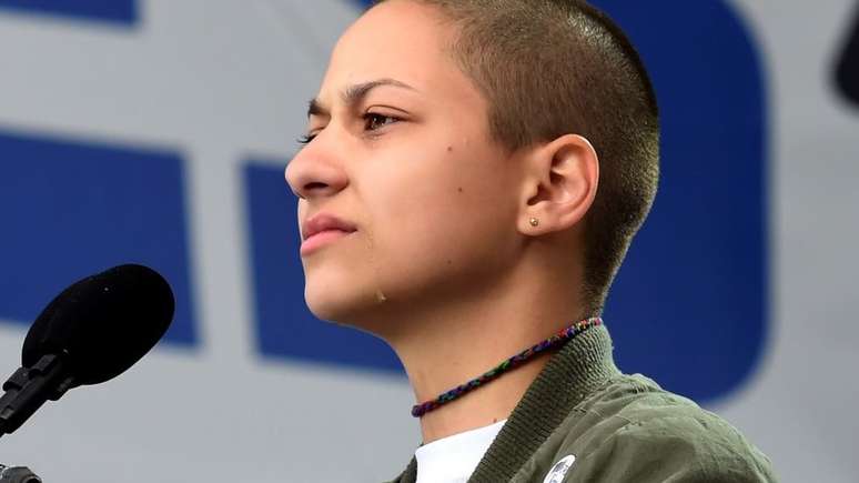 Emma Gonz&aacute;lez fez um discurso emocionante sobre controle de armas de fogo