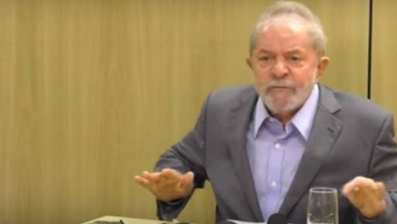 Ex-presidente Lula durante entrevista aos jornais 'Folha de S.Paulo' e 'El País' na sede da PF em Curitiba