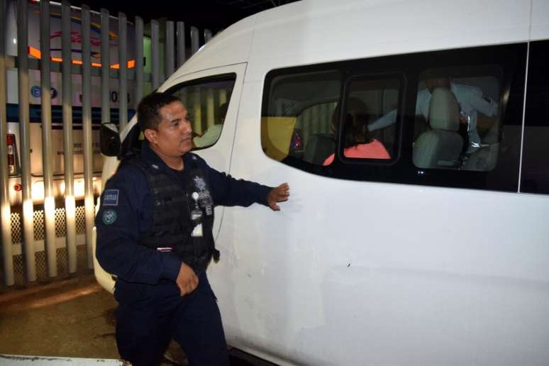 Policial ao lado de van depois de recapturar migrantes que fugiram de centro de detenção em Tapachula, no México
25/04/2019
REUTERS/Jose Torres