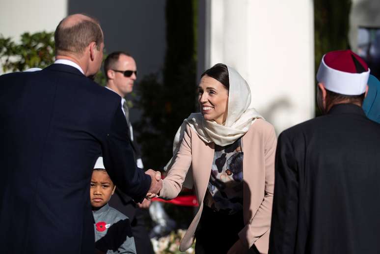 O príncipe inglês William cumprimenta a premiê neo-zelandesa, Jacinda Ardern, durante visita a mesquista em Christchurch
26/04/2019
Joseph Johnson/Pool via REUTERS