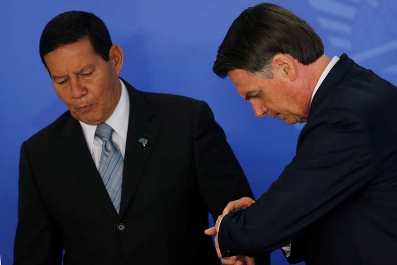 Presidente Jair Bolsonaro e vice-presidente Hamilton Mourão participam de cerimônia no Palácio do Planalto
25/04/2019
REUTERS/Adriano Machado