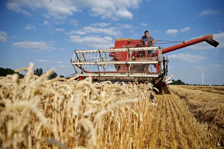Colheita de trigo em Vauvillers, França 
23/07/2018
REUTERS/Pascal Rossignol