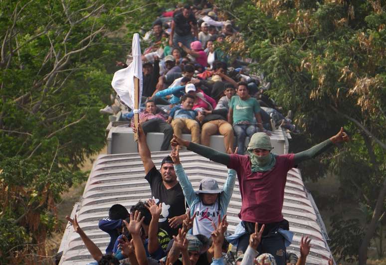 Imigrantes da Am&eacute;rica Central viajam em cima de trem de carga em Juchitan, no M&eacute;xico
26/04/2019 REUTERS/Jose Cortes