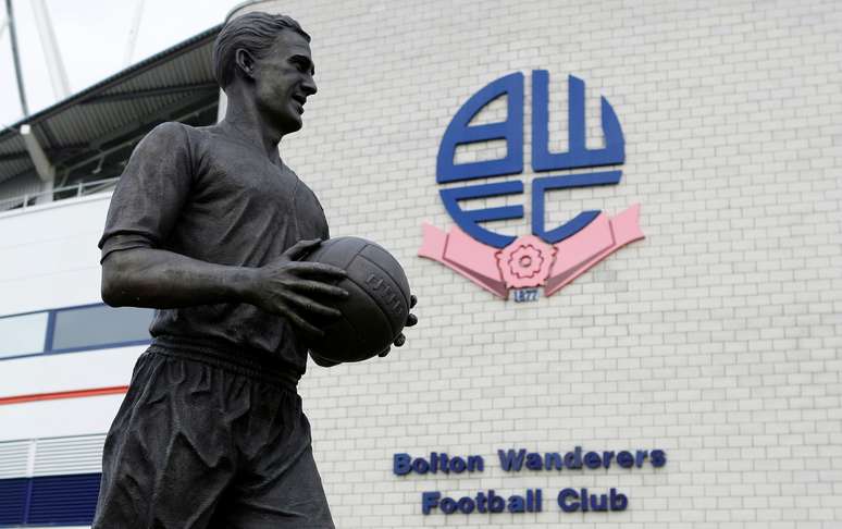Est&aacute;tua do lado de fora do est&aacute;dio do Bolton Wanderers 
27/02/2016 Action Images / Craig Brough  
