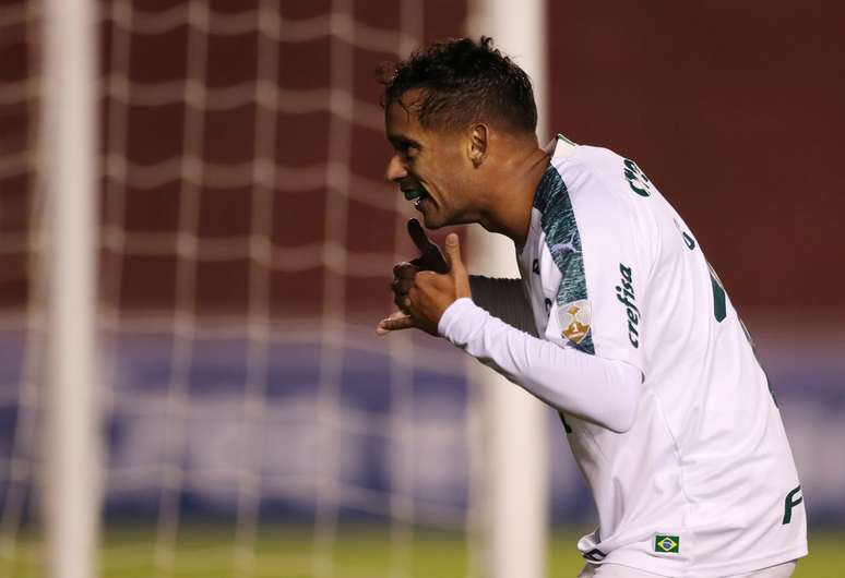 Gustavo Scarpa celebra gol pelo Palmeiras contra o Melgar