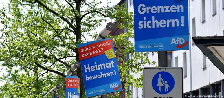 Cartazes de propaganda eleitoral da Alternativa para a Alemanha (AfD) para as eleições legislativas da União Europeia