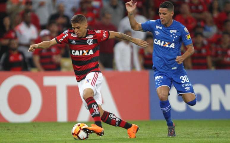 Cuéllar, do Flamengo, e Thiago Neves, do Cruzeiro, disputam a posse de bola (Foto: Paulo Sergio/Agencia F8)