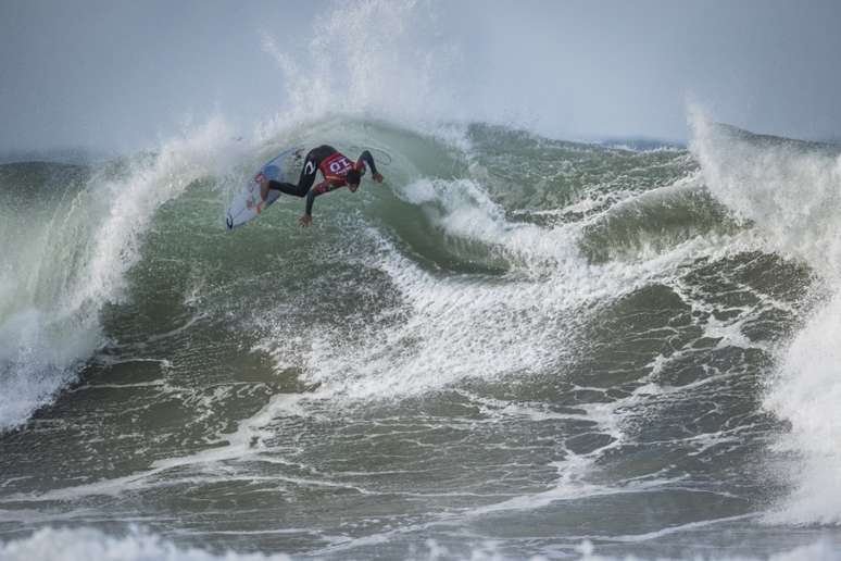 Bicampeão mundial, Gabriel Medina mostrou radicalidade nas ondas grandes e bateu William Cardoso (Foto: WSL)