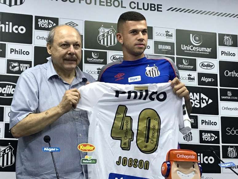 Jobson foi apresentado no Santos ao lado do presidente José Carlos Peres (Arthur Faria/Lancepress!)