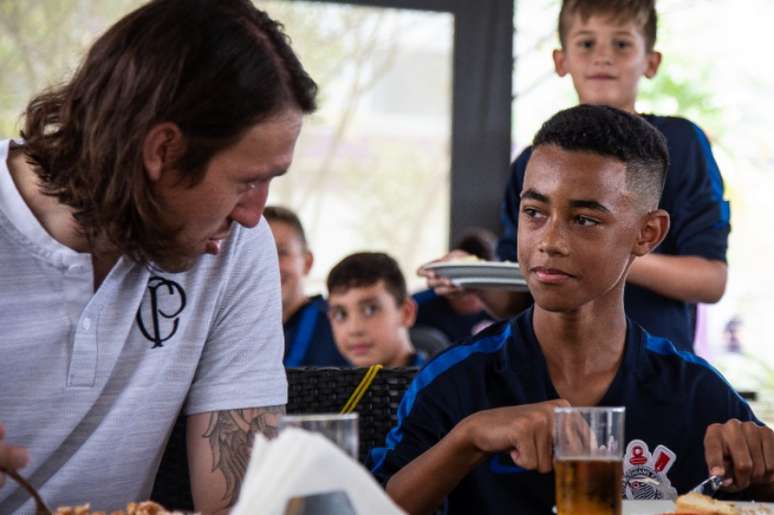 Cássio durante almoço com os goleiros mais novos do Corinthians nesta sexta (Foto: Bruno Teixeira/Corinthians)