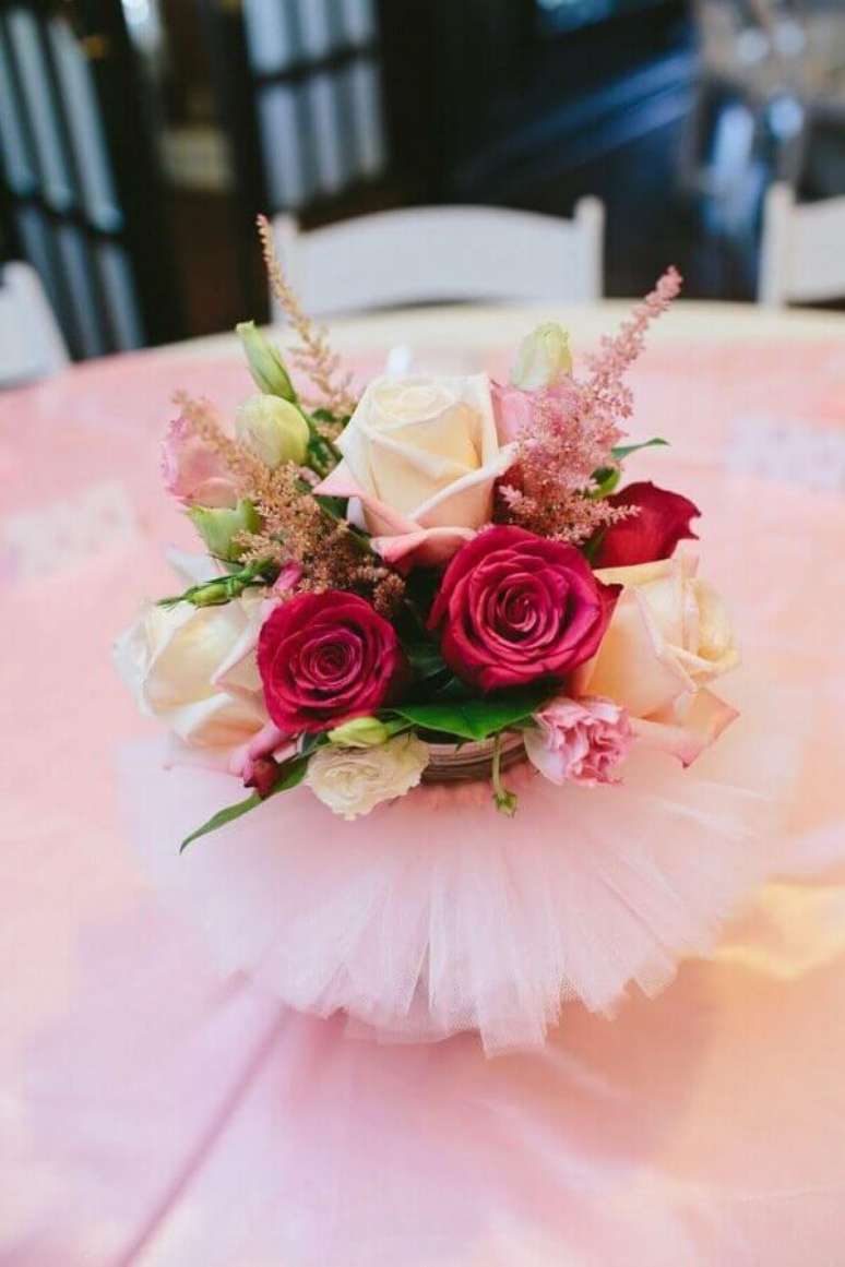 13. A decora&ccedil;&atilde;o da mesa dos convidados na festa bailarina pode ser feito com um delicado arranjo de rosas decorado com uma mini saia de tutu &ndash; Foto: Etsy