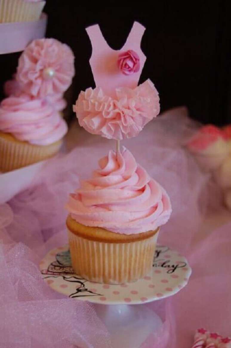 18. Cupcakes podem ganhar paquinhas em formato de vestidinhos para compor a decoração festa bailarina – Foto: Catch My Party