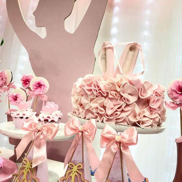 26. Sapatilhas tamb&eacute;m pode ajudar na decora&ccedil;&atilde;o do bolo da festa de bailarina &ndash; Foto: Doce de La&ccedil;o