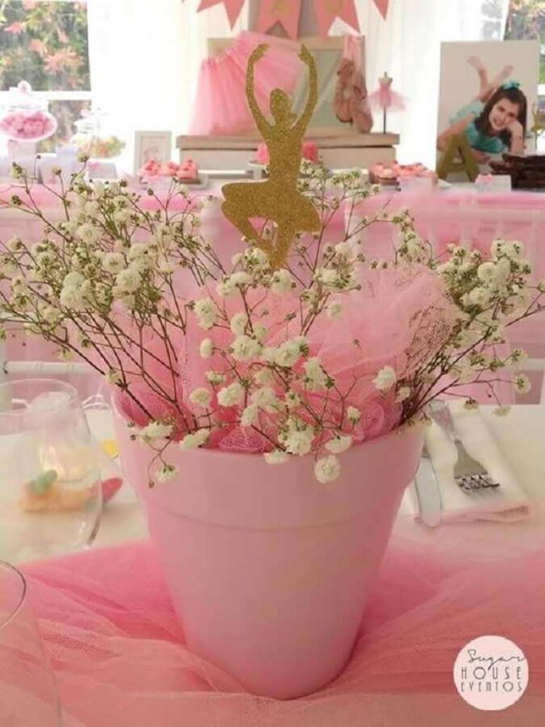 31. Delicado arranjo de mesa para decoração festa bailarina – Foto: Suzan House Eventos