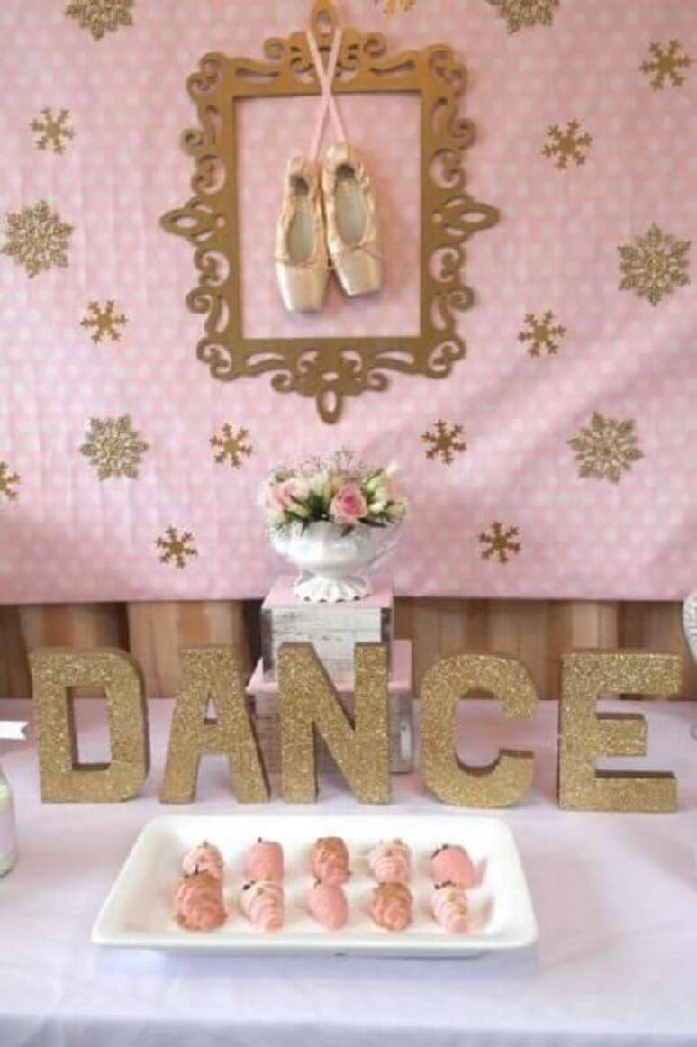 38. Decora&ccedil;&atilde;o simples para festa bailarina rosa e dourado &ndash; Foto: Pinterest