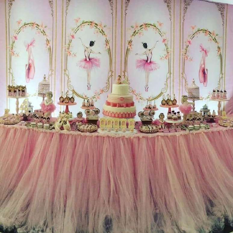 40. Um belo painel pode fazer toda a diferen&ccedil;a na sua decora&ccedil;&atilde;o festa bailarina &ndash; Foto: Happy Day Cerimonial Infantil