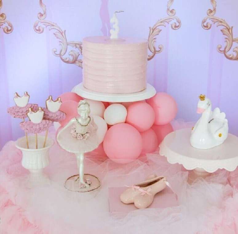 41. Utilize alguns cisnes de decora&ccedil;&atilde;o para festa de bailarina &ndash; Foto: Amora Petit Festas