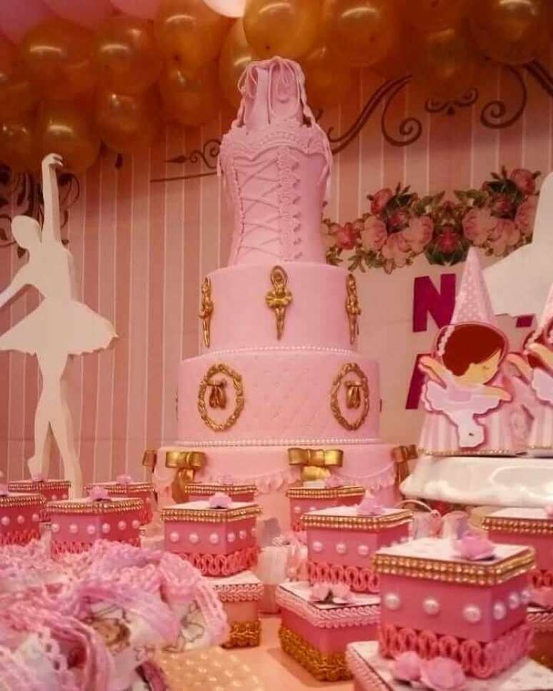 48. Invista em um bolo personalizado para compor a mesa na festa de bailarina &ndash; Foto: M&ocirc;nica PH Santos