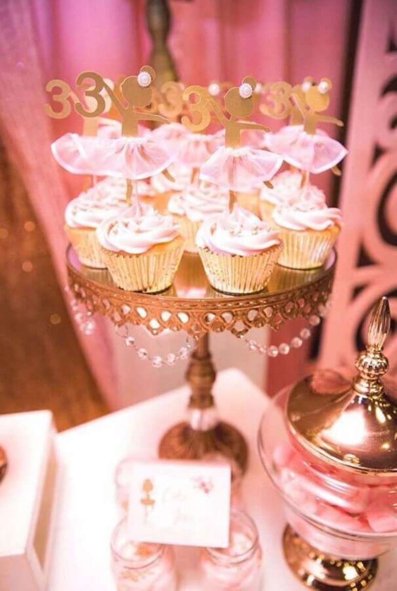 50. Festa bailarina decorada em tons de rosa e dourado &ndash; Foto: Pinterest