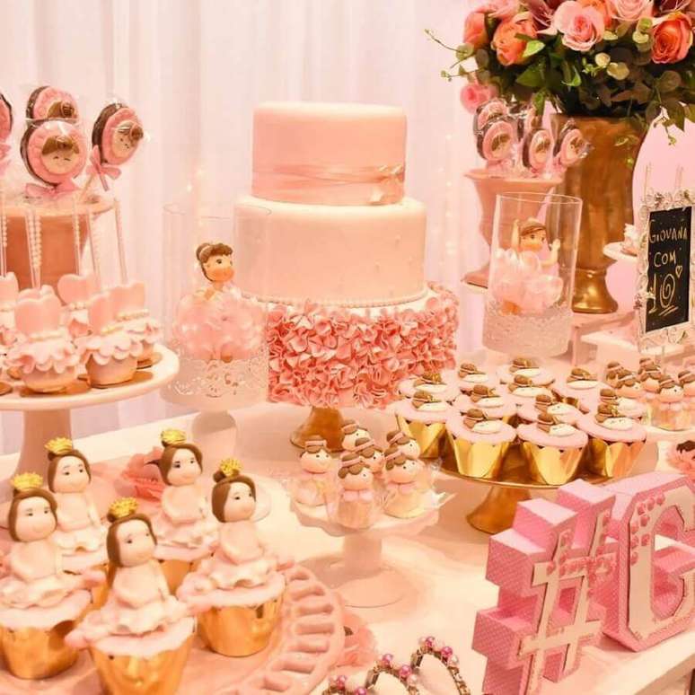 51. A festa infantil bailarina também pode ficar mais sofisticada com detalhes em dourado na decoração – Foto: Buffet Fun Jungle