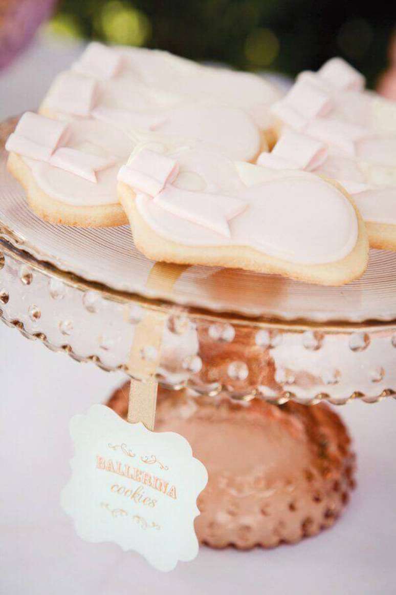 55. Bolachinhas em formato de sapatilha para festa de bailarina &ndash; Foto: Blog Encontrado Ideias