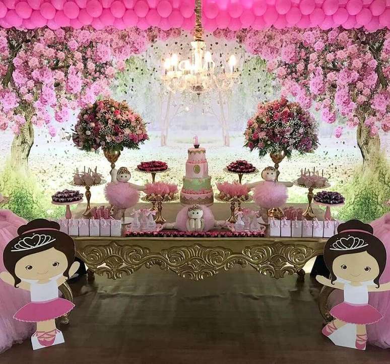 2. Aqui a decoração para festa da bailarina conta com muitos arranjos de flores – Foto: Guilana Festas