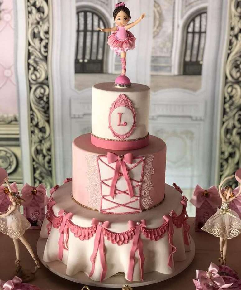 60. Ideia de bolo para decora&ccedil;&atilde;o festa bailarina &ndash; Foto: Gabriela Medeiros