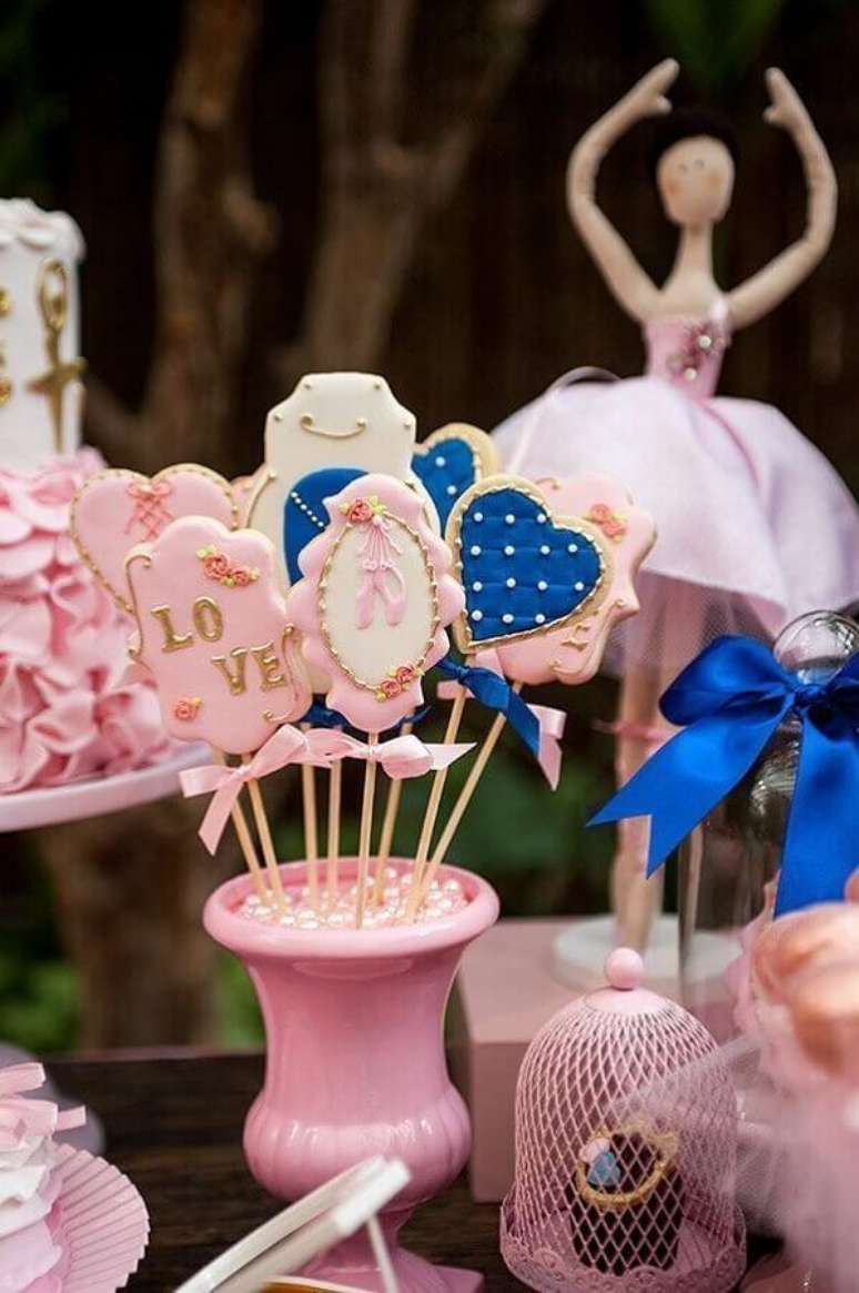 63. Docinhos personalizados al&eacute;m de deliciosos tamb&eacute;m ajudam na decora&ccedil;&atilde;o festa bailarina &ndash; Foto: Aaronguide