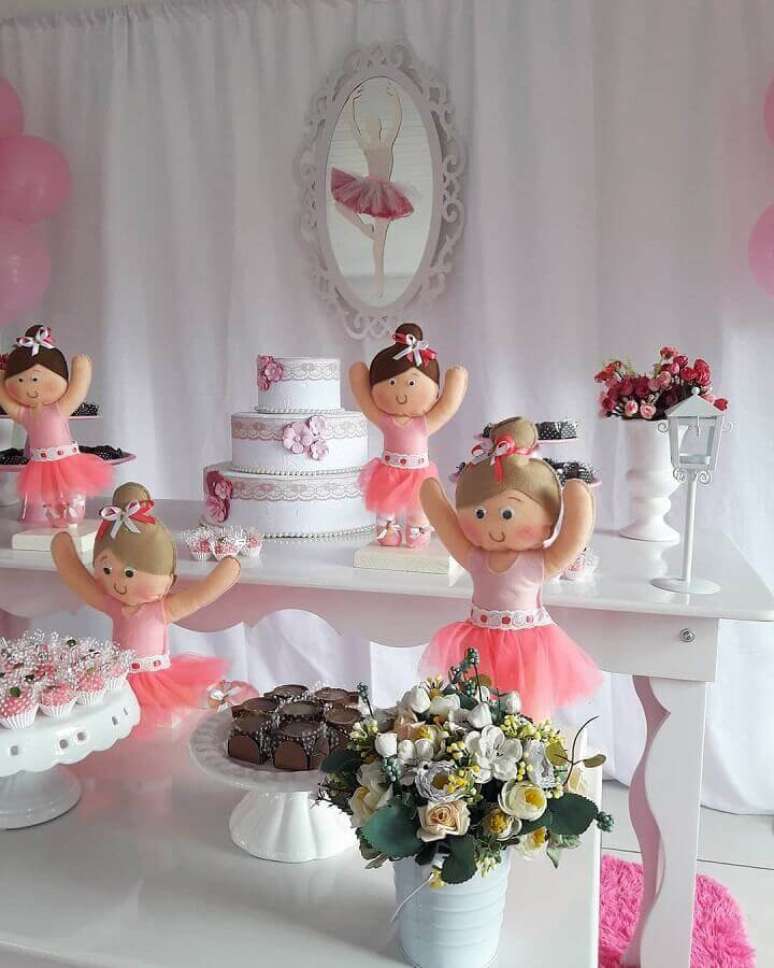 69. Mesa para festa bailarina decorada com bonecas &ndash; Foto: Ni Festas