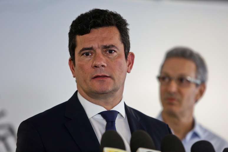 O ministro da Justiça e Segurança Pública, Sérgio Moro, fala com a imprensa em dia de participação de encontro para tratar sobre as políticas públicas de combate ao crime, na Cidade Administrativa, em Belo Horizonte (MG), nesta sexta-feira, 26.