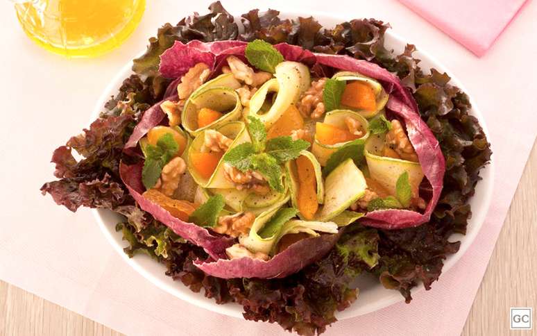 9 -&nbsp;Salada de abobrinha com nozes, damasco e hortel&atilde; - 
Uma salada completa e crocante, quem resiste? 