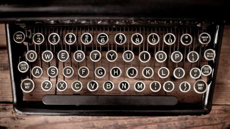 Fotografia do teclado QWERTY em uma máquina de escrever