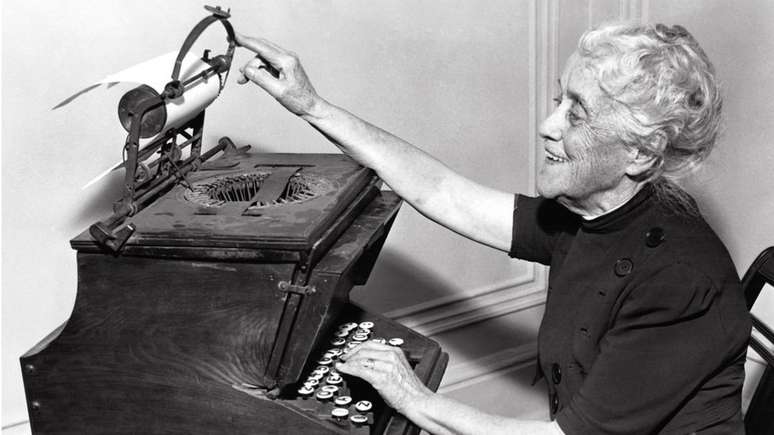 A filha de Christopher Latham Sholes com a máquina de escrever criada por seu pai
