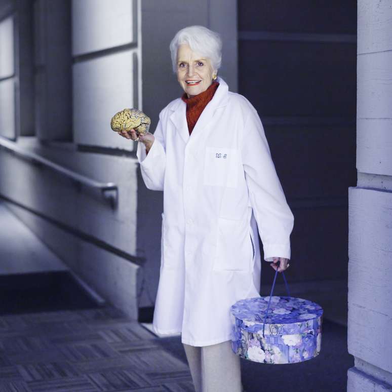 Na caixa com estampa floral para chap&eacute;u, Diamond levava c&eacute;rebros