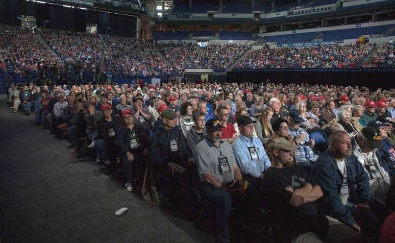 Público acompanha discurso de Trump durante encontro anual da Associação Nacional do Rifle