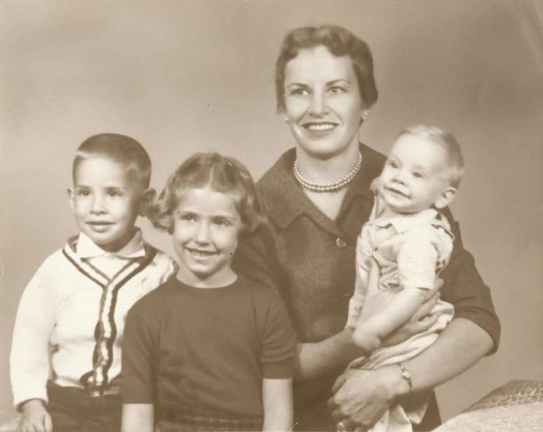 Diamond com 3 de seus filhos (ela teria mais uma filha mais tarde) conciliava a vida familiar com pesquisas e aulas