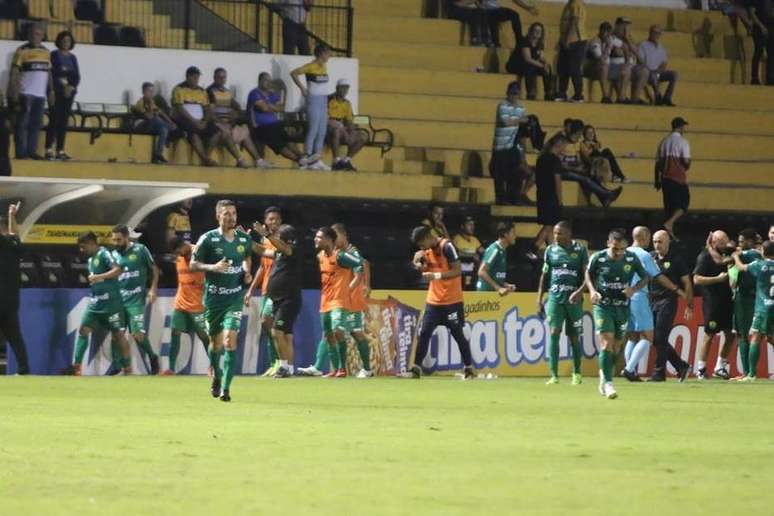 Com gol de Junior Todinho nos acréscimos, o Cuiabá derrotou o Criciúma por 1 a 0 em sua estreia na Série B do Campeonato Brasileiro