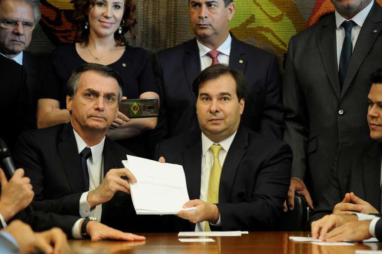 Bolsonaro e Maia mostram a proposta de reforma da Previdência enviada pelo governo ao Congresso
20/02/2019
Luis Macedo/Câmara dos Deputados/Divulgação via REUTERS