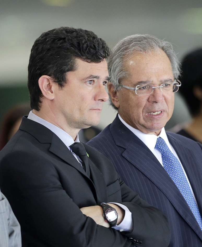 Os Ministros Sérgio Moro, da Justiça, e Paulo Guedes, da Economia, aguardam a chegada do presidente Jair Bolsonaro (PSL) e do presidente do Paraguai, Mario Abdo Benítez, no Palácio do Planalto, em Brasília (DF)