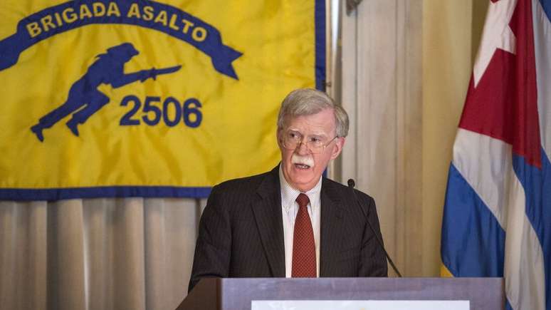 O conselheiro de segurança nacional de Donald Trump, John Bolton, foi o encarregado de anunciar a mudança