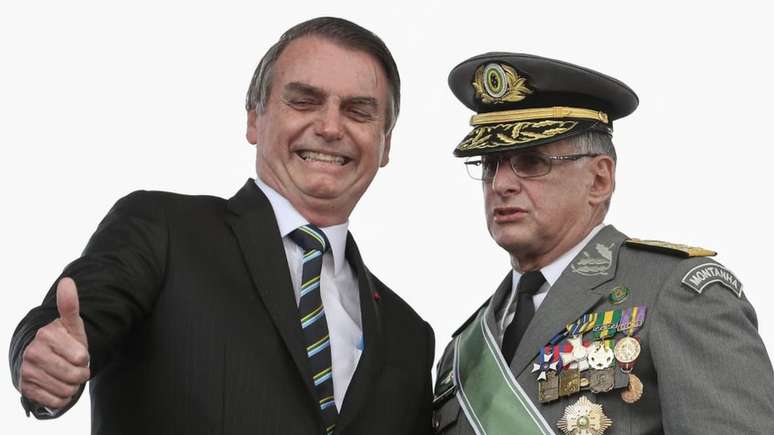 É preocupante que militares sejam vistos como 'fiadores' do governo, diz Yascha Mounk. Na foto, Bolsonaro com o comandante do Exército, Edson Leal Pujol