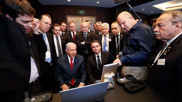 Benjamin Netanyahu (sentado, à esq.) e Bolsonaro, durante a visita do presidente brasileiro a Israel