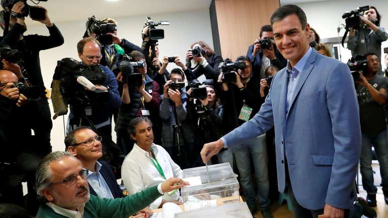 Premi&ecirc; socialista Pedro S&aacute;nchez deposita seu voto neste domingo