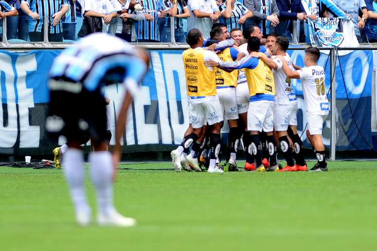 O jogador Eduardo Sasha do Santos comemora gol durante a partida entre Grêmio e Santos, válida pelo Campeonato Brasileiro 2019, na Arena Grêmio, em Porto Alegre (RS), neste domingo (28)