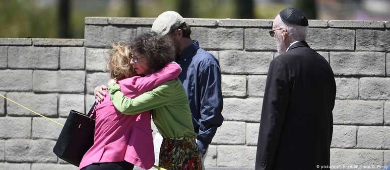 Membros da sinagoga de Poway, cidade de 50 mil habitantes próxima de San Diego, após o ataque