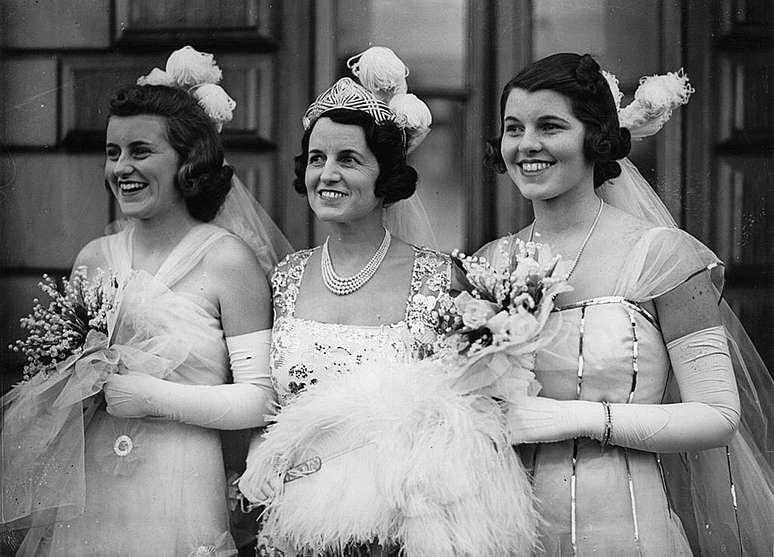 Kathleen e Rosemary saindo do Palácio de Buckingham com a mãe, Rose Kennedy, ao centro