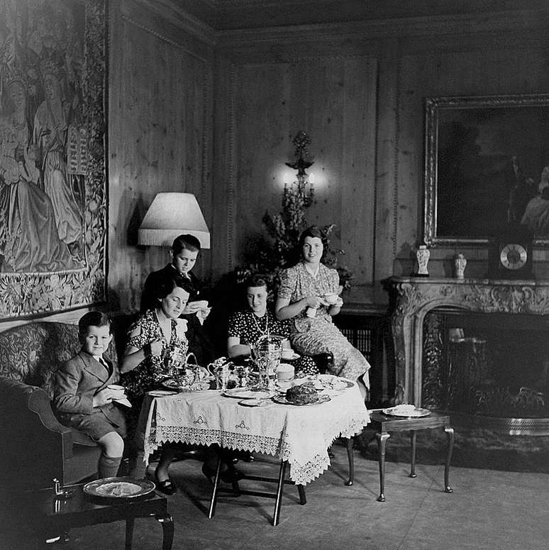 Foi-se o tempo em que Rosemary aparecia em revistas... Foto da família tomando chá em Londres publicada na 'Vogue' em 1938