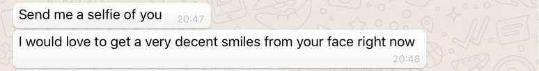 Em mensagem pelo WhatsApp, em ingl&ecirc;s, o golpista pediu foto da v&iacute;tima