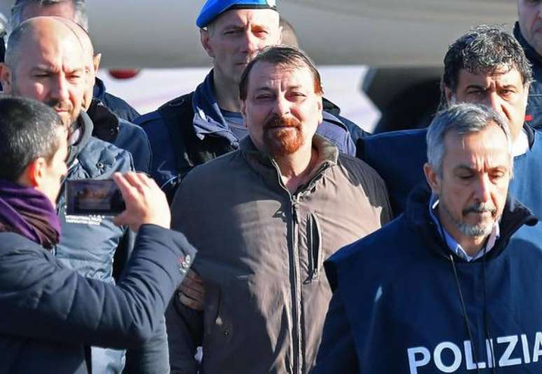 Cesare Battisti desembarca em Roma, na Itália, em 14 de janeiro de 2019