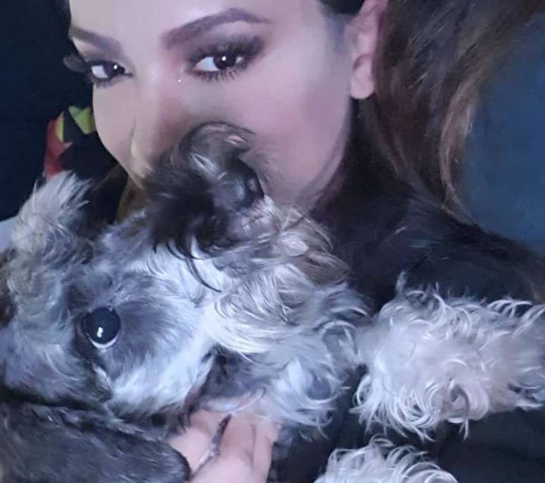 Anitta com um de seus cachorros, que morreu enquanto ela estava trabalhando.